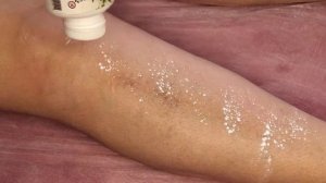 Как удалять волосы на ногах сахаром.