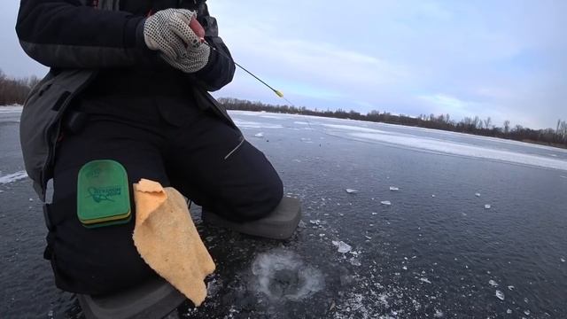 #эимняярыбалка#заливднепра#   Зимняя рыбалка со льда.В поисках плоты.Залив Днепра