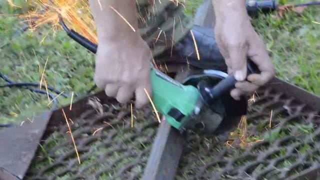 Мужчина на даче режет металлический уголок болгаркой смотреть онлайн