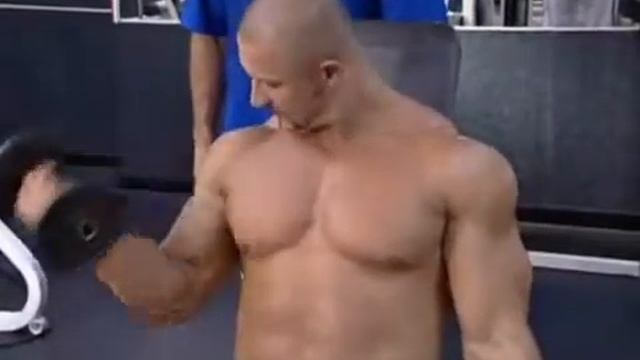 Качаем бицепсы Сгибание рук с гантелями на наклонной скамье смотреть онлайн