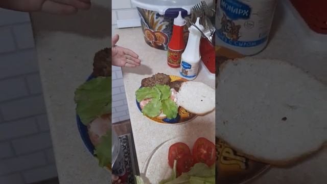 КАК ПРИГОТОВИТЬ ВКУСНЫЙ ДОМАШНИЙ ГАМБУРГЕР ! У СЕБЯ ДОМА ! ?????????????