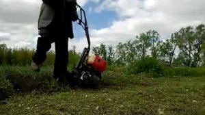 мото-тяпка "ВЖИК" в работе окучивание