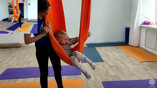 Детская йога в гамаках