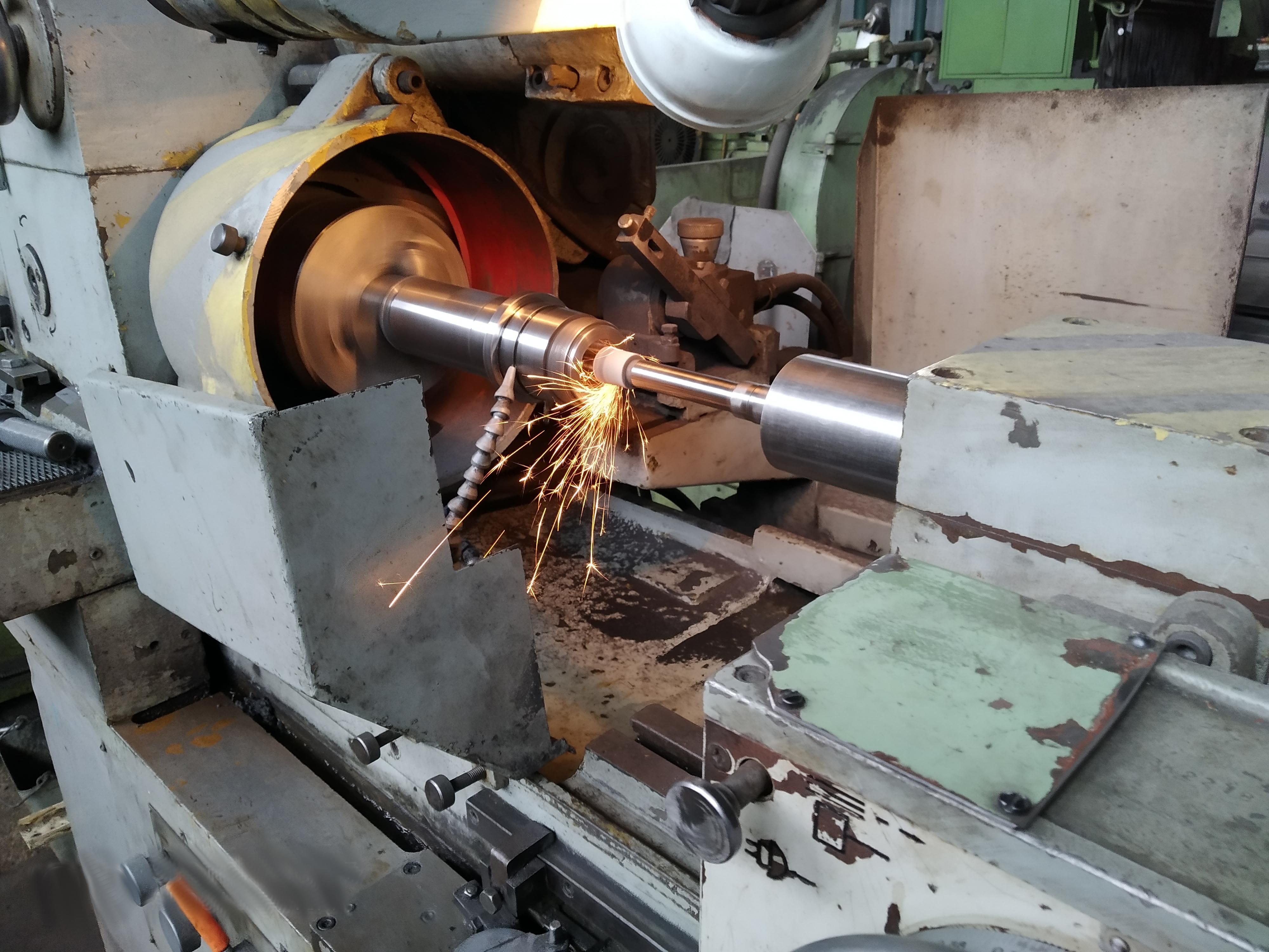 Гильза гидроцилиндра хонинговка. Внутришлифовальный станок ubc 700. Внутренняя шлифовка. Шлифовка поверхности металла. Круглошлифовальный станок гриндекс.