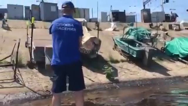 На Волге рядом с лодочной базой обнаружены нефтяные пятна смотреть онлайн