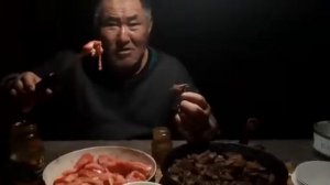 Отец показывает как надо есть костный мозг