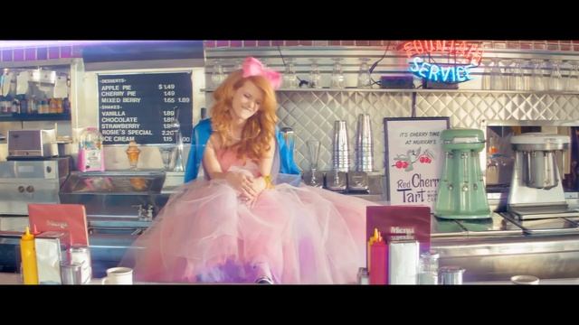 Торн клип. Белла Торн в клипе Оливера три. Белла Торн - Bella Thorne Ремнант: всё ещё вижу тебя.