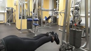 Сгибание ног лежа в кроссовере, упражнение на бицепс бедра