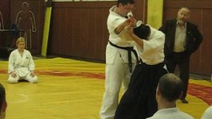 Бросок в четырёх направлениях в айкидо (Шихонагэ) в исполнении сэнсэя Хига Риоичиро.
