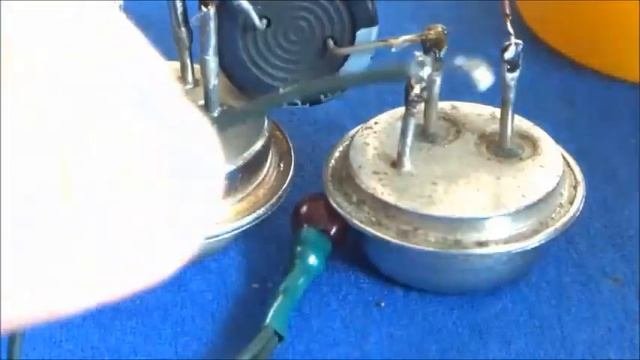 ⚒️ Забудьте про резисторы. Этот мультивибратор работает только на одном конденсаторе!