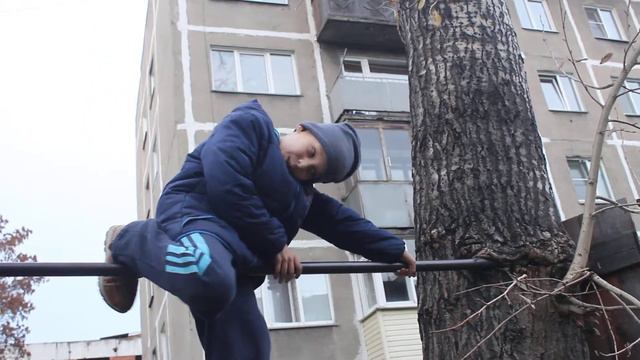 САМОДЕЛЬНЫЙ ТУРНИК ВО ДВОРЕ смотреть онлайн