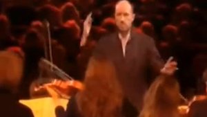 Прикольное исполнение арии в опере. Песня и эмоции певицы неотразимы.