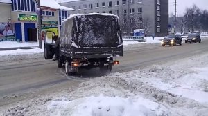 Трактор вытаскивает газель