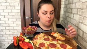 Мукбанг! ПИЦЦА ? Пицца пепперони, овощи.