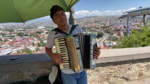 Гостеприимная Грузия в июле 2022. Тбилиси. Вершина Сололаки, смотровая площадка на старый Тбилиси.