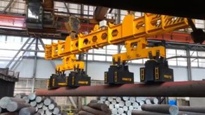 Работа раздвижной траверсы производства Димет на перегрузке трубной заготовки.