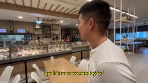 Dois japoneses falando sobre o Brasil