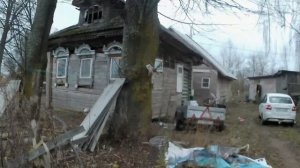 Бездомный построил дом из опилок, старых покрышек и  досок.