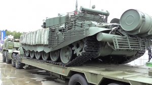 Т-72Б3 с КДЗ на новом "тяжёлом велосипеде". Танковоз БАЗ-6403-012