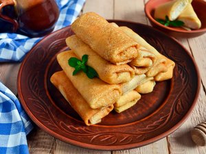 А Я ПЕКУ БЛИНЫ НА МИНЕРАЛКЕ! ОЧЕНЬ ВКУСНЫЕ БЛИНЧИКИ.