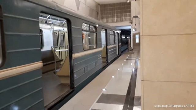 [Ретро-метро]: "Номерной" (состав 0371-0372) на станции "Селигерская"