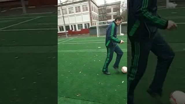Секция по футболу. Упражнения с мячом для младшей группы
