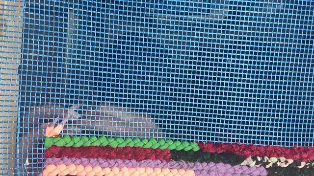 Еще один способ вязания ковриков из ненужных вещей. смотреть онлайн