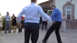 Друг жениха удивил всех со своим танцам