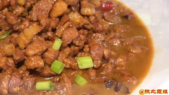 【陕北霞姐】过河摘豆角，霞姐做陕北肉沫蒸豆角，两种卤子搅一搅，弟弟说吃的比羊肉还香！