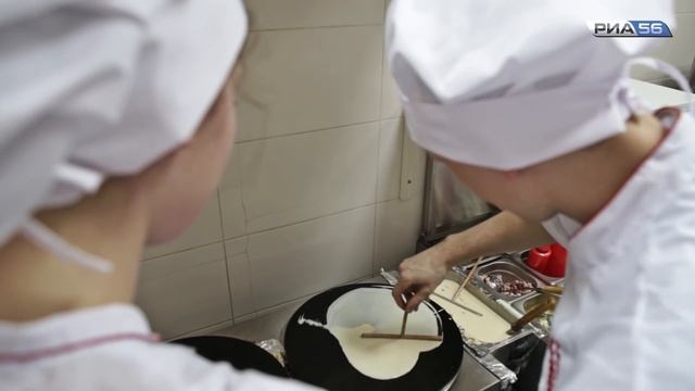 Оренбург. Хоккеисты команды "Сарматы" готовят блины смотреть онлайн