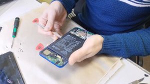 Замена батареи в Huawei Honor 8x ( jsn-l21 ) решение проблемы с зарядкой, чистка от влаги.