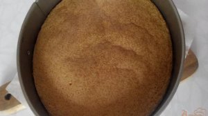 Бисквитный торт со сметанным кремом и клубникой