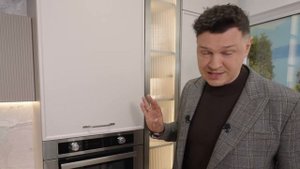 Кухня цвета тауп. Стильная неоклассика. Реечные фасады на кухне.