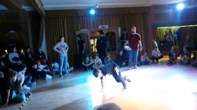 Брейк данс.Дети.Батл за выход в 1/8 финала.Фестиваль X-MAS-B-BOY JAM 2017.г.Калининград. смотреть онлайн
