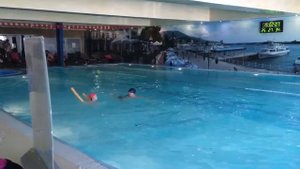 «СССР» учусь плавать в бассейне