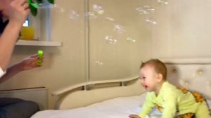 Раннее развитие. 7-8 месяцев. Игра Пузыри