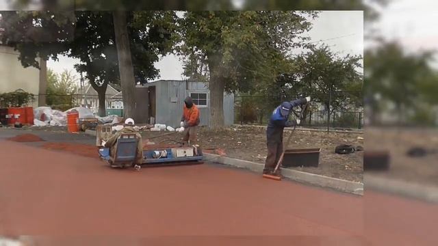 Укладка приготовленной смеси из резиновой крошки  | Компания МАСТЕРСПОРТ