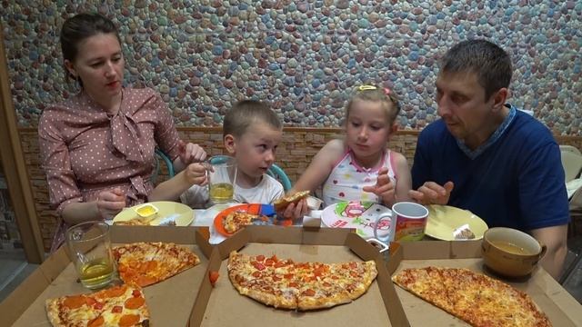МУКБАНГ ТРИ ПИЦЦЫ ДЛЯ ВСЕЙ СЕМЬИ | MUKBANG THREE PIZZAS FOR THE WHOLE FAMILY #mukbang #мукбанг смотреть онлайн