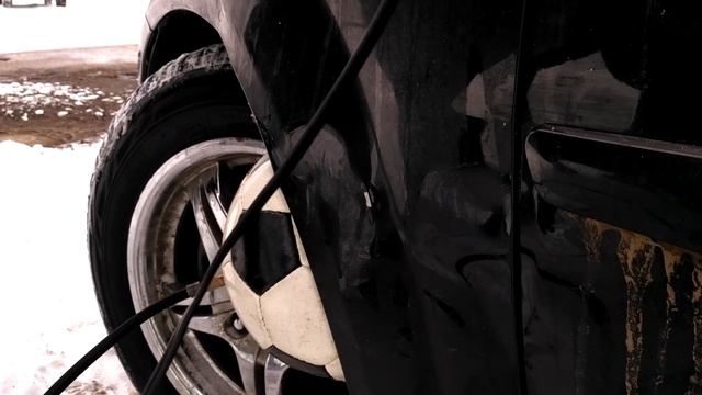 Как выправить помятое крыло автомобиля при помощи футбольного мяча. смотреть онлайн