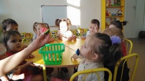 Сиреневая (младшая группа). Рисование "яблоко для Кати"