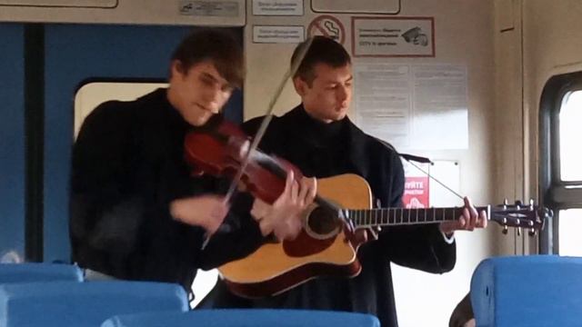 Струнные в электричке по пути в Царское Село