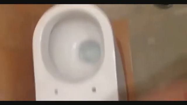 Представитель сервисного центра объясняет почему сидение унитаза не плотно прилегает смотреть онлайн