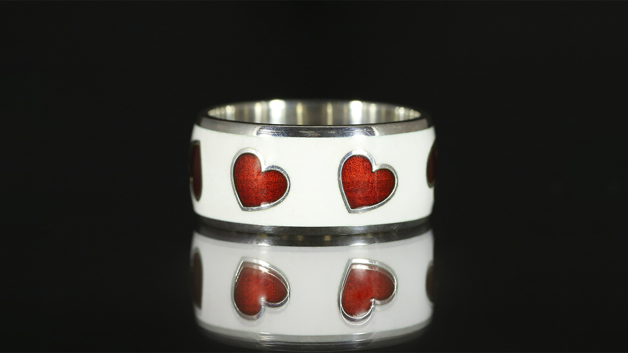 Кольцо с сердечками с красной и белой эмалью в серебре