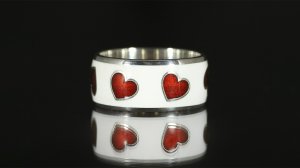 Кольцо с сердечками с красной и белой эмалью в серебре
