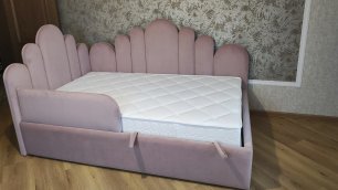 Парочка угловых кроваток с разноуровневой спинкой и доп. бортиком в розовом цвете Савоярди kids