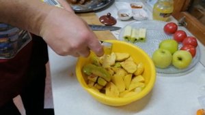 Как приготовить утку с яблоками и картошкой  в духовке