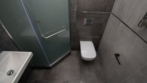 Ремонт совмещенного санузла. Монтаж душевого поддона из искусственного камня. Новостройка ПИК.