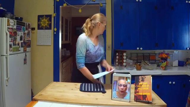 The Blue & Yellow Kitchen: Skillet Cornbread with Vivian Gibson смотреть онлайн