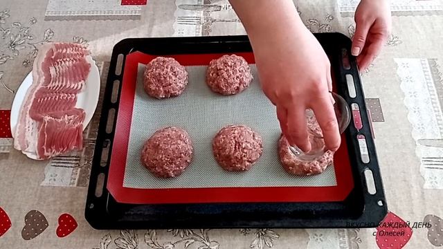 МЕДАЛЬОНЫ из фарша в духовке, с нежной СЫРНОЙ начинкой!/Minced meat medallions with cheese filling! смотреть онлайн
