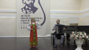 "На побывку едет молодой моряк" исполняет Муханова Кира 9 лет.